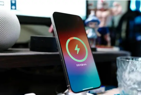 青秀苹果15换屏服务分享用什么充电器给iPhone15充电更好 